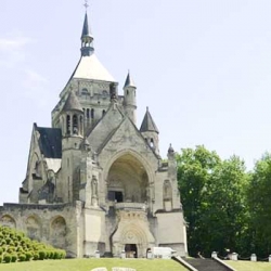 Brocante dans le parc du Château de Dormans datant XIV siècle